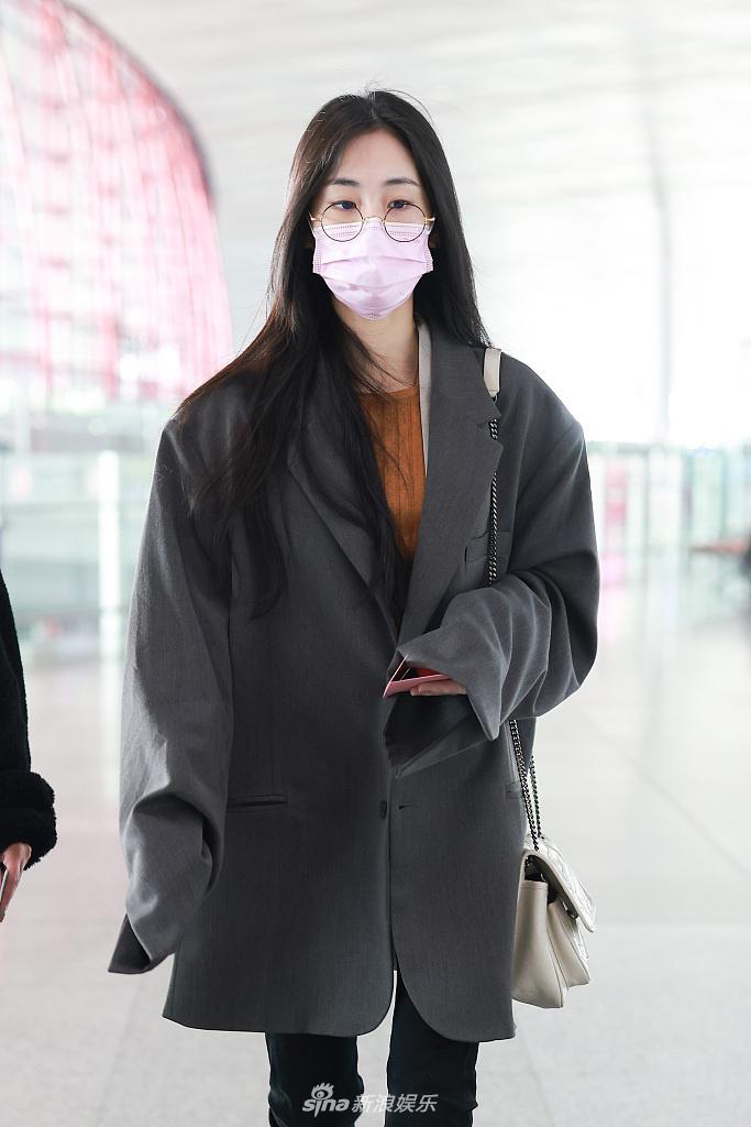 组图:张碧晨现身机场 披散长发双眸干净清纯可人