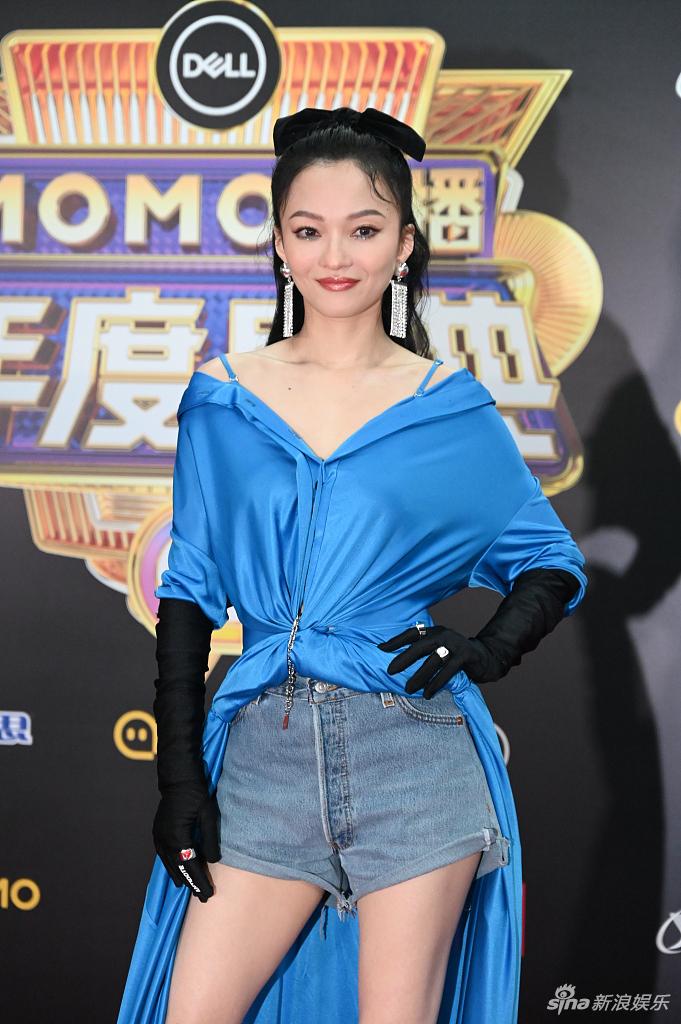 组图:张韶涵穿蓝色丝绸露肩装开怀大笑 牛仔热裤秀美腿