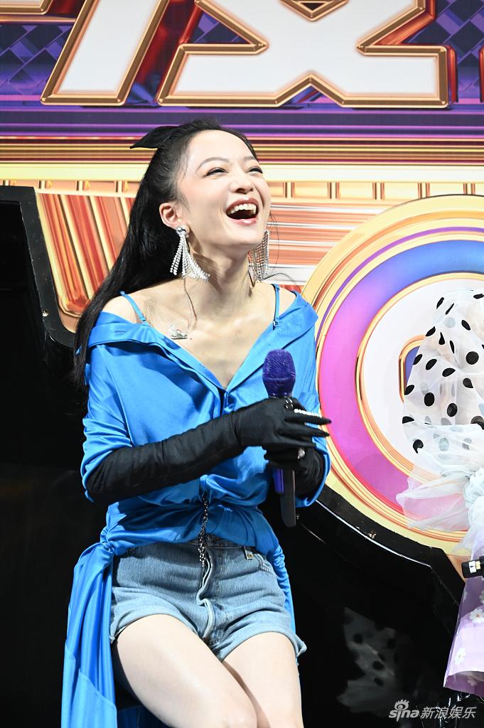 组图:张韶涵穿蓝色丝绸露肩装开怀大笑 牛仔热裤秀美腿