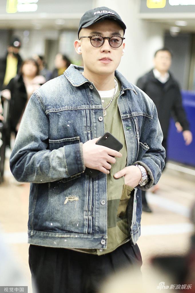 组图:欧豪牛仔外套配西裤玩转混搭风 戴圆框墨镜尽显呆萌