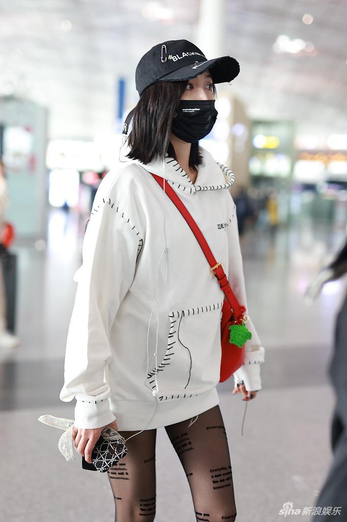 组图:吴宣仪穿黑色印花丝袜走潮酷风 用蝴蝶结手机壳少女心不减