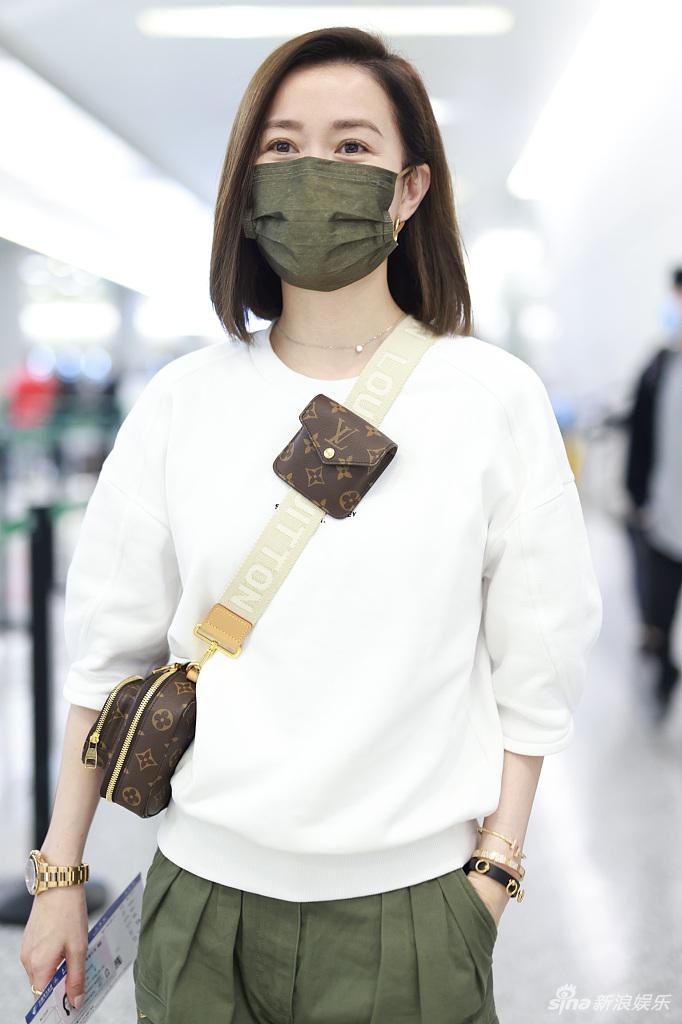 组图:佘诗曼利落短发插兜赶路酷飒 见粉丝笑眼盈盈_高清图集_新浪网