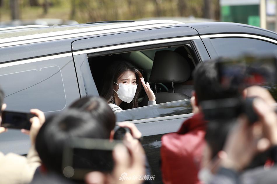 组图：IU李知恩录制节目结束乘车离开 摇下车窗挥手打招呼