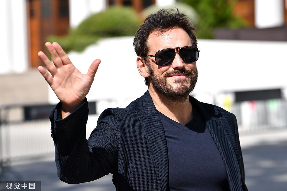 组图:马特·狄龙黑西装男人味十足 亲和挥手仪态优雅迷人_高清图集