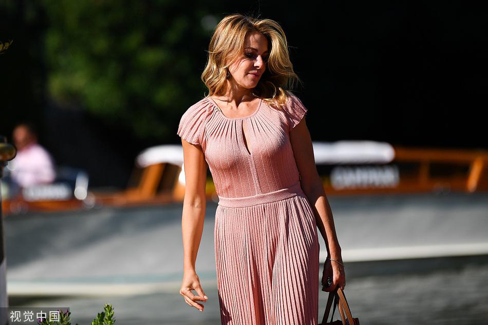 克劳迪娅吉里妮身穿柔美粉裙亮相威尼斯