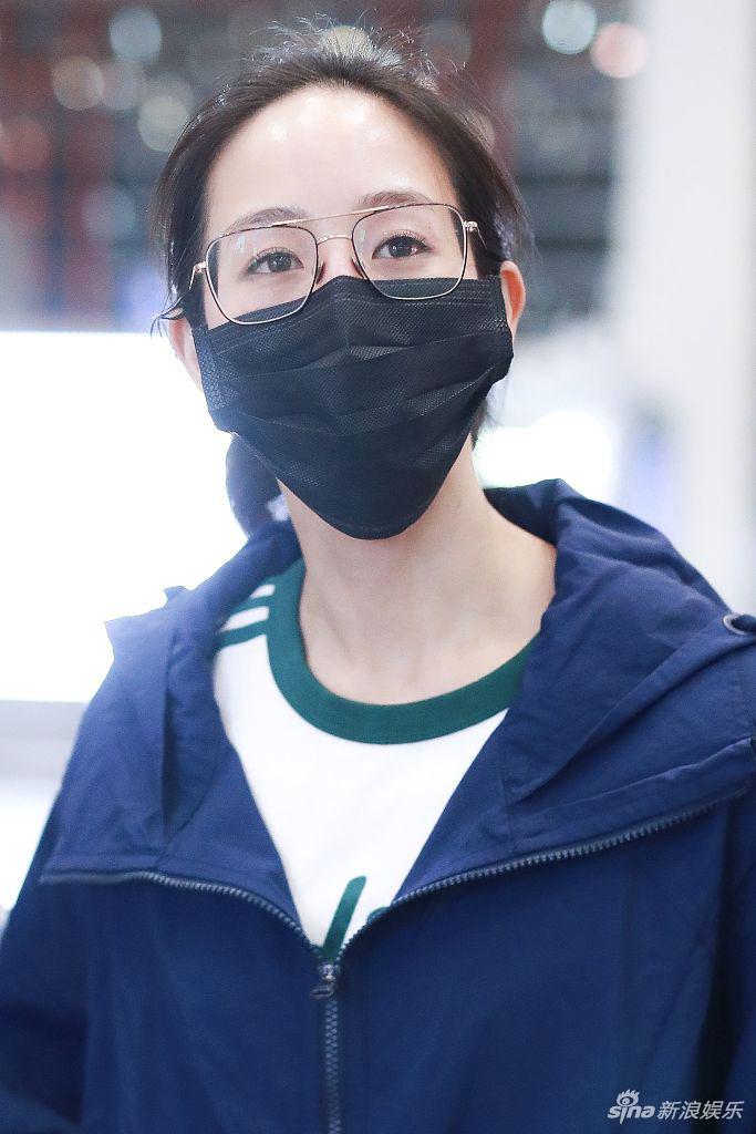 组图:张钧甯穿风衣牛仔裤气质清爽 口罩不掩白嫩肌肤