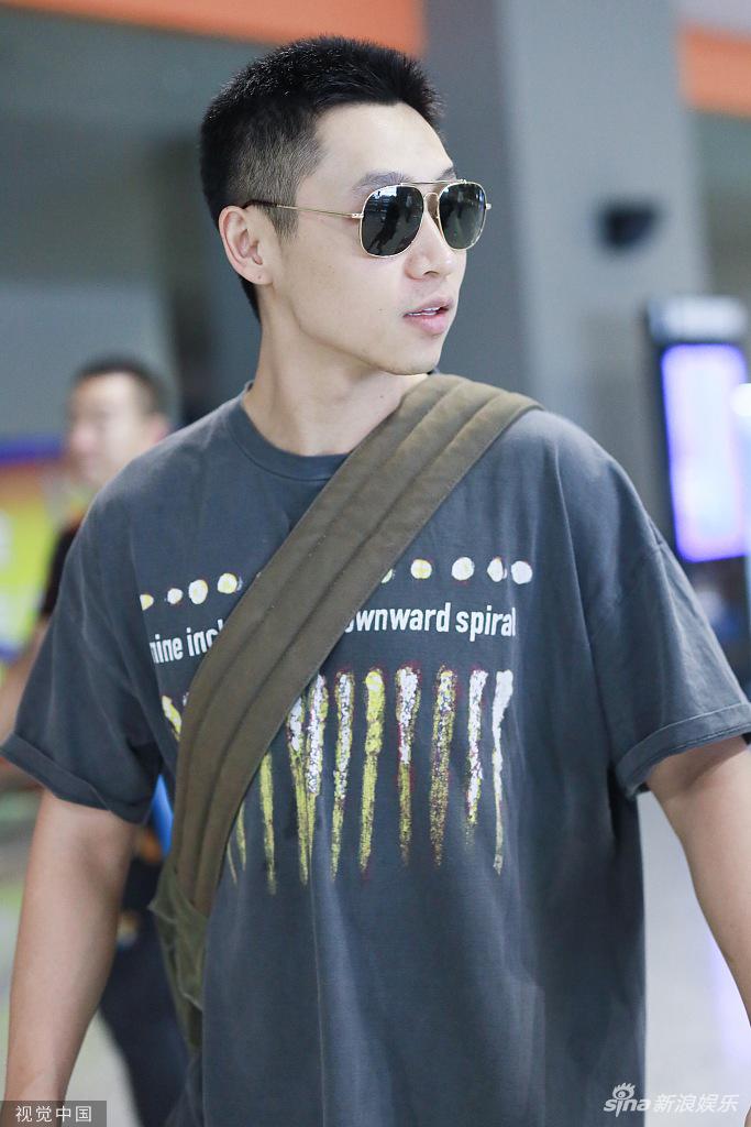 组图魏晨寸头造型清爽利落与吉克隽逸在高铁站偶遇