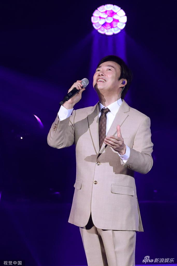 组图:费玉清办封麦演唱会告别歌坛 掩面鞠躬感谢观众_高清图集_新浪网