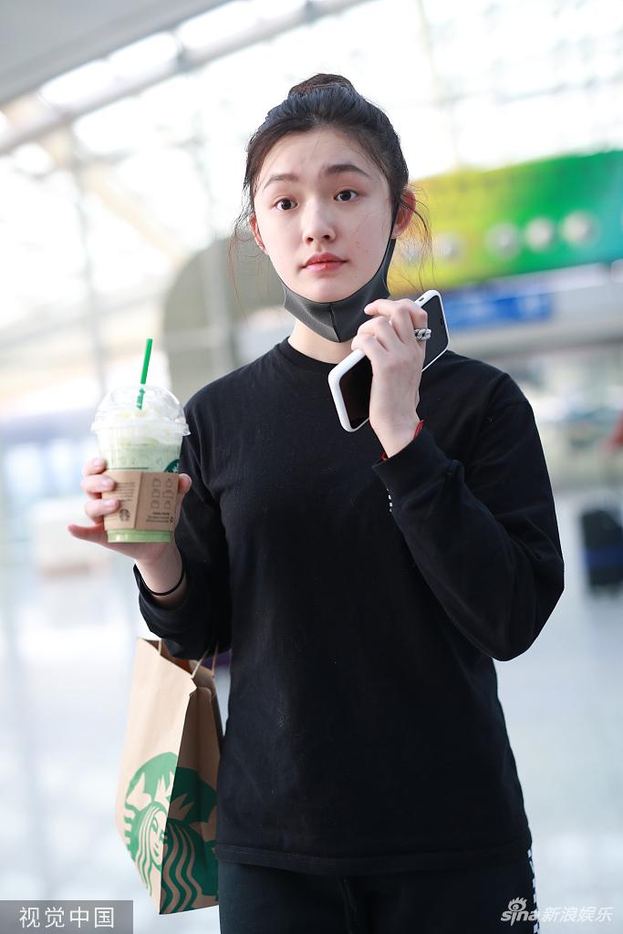 组图:林允扎丸子头素颜清丽 手拿冷饮心情好笑到蹲下