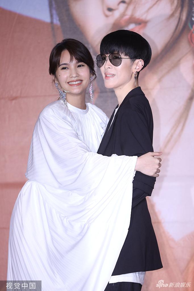 组图杨丞琳发新专辑与陈珊妮拥抱喂食花样上演闺蜜情