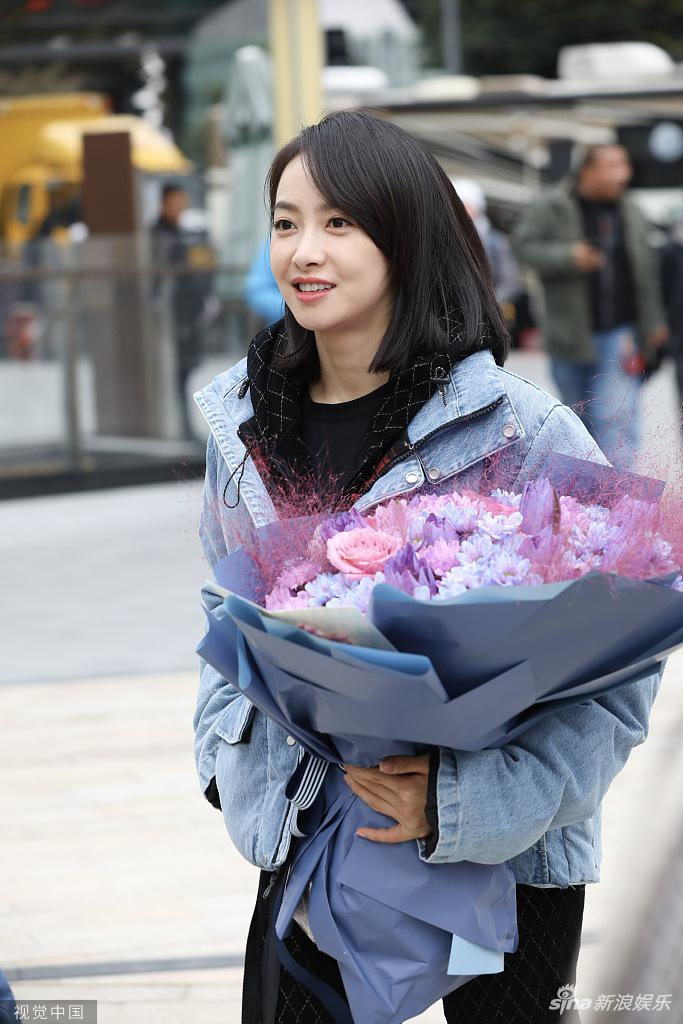 组图:宋茜新戏杀青获粉丝送花应援 一路甜笑不断