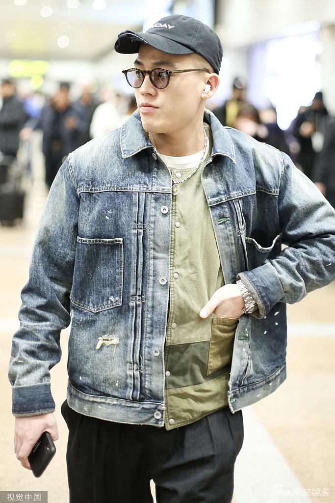 组图:欧豪牛仔外套配西裤玩转混搭风 戴圆框墨镜尽显呆萌