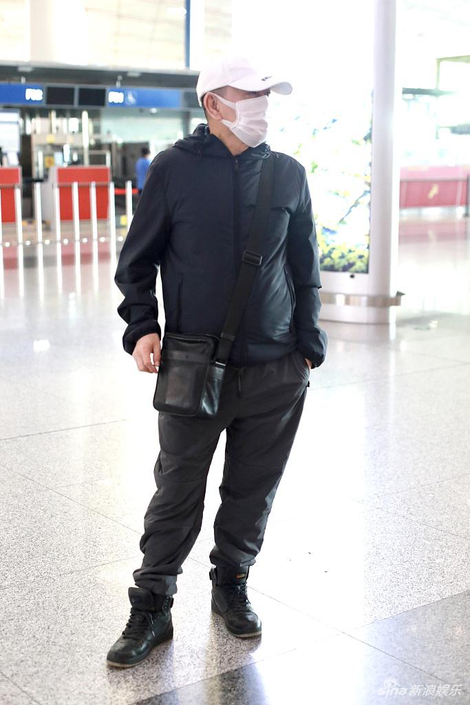 组图:潘长江对镜挥手点赞显亲和 老干部穿搭风格显低调