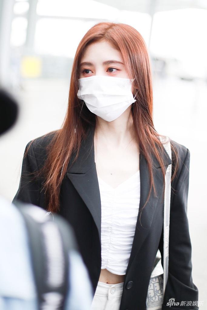组图:鞠婧祎白衣飘飘小秀蛮腰 口罩难遮高颜值清纯可人