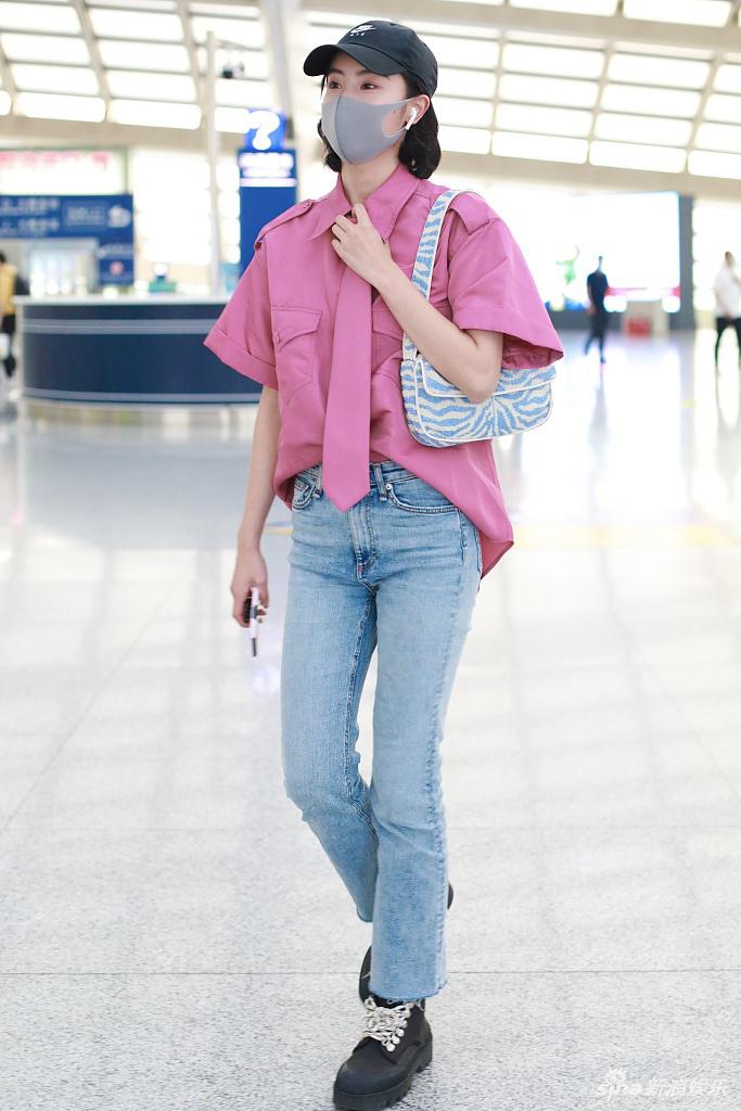 "新小龙女"毛晓慧粉色衬衫亮眼 用纸巾擦汗举止俏皮
