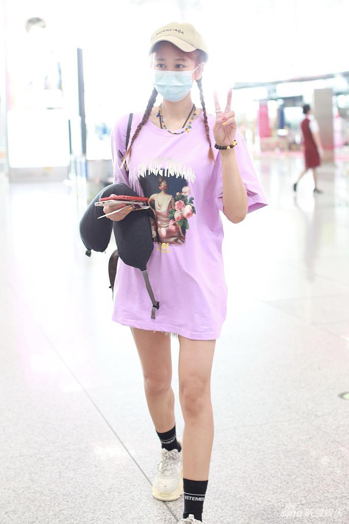 组图海陆玩下衣失踪秀女团腿梳麻花辫比v又美又自信