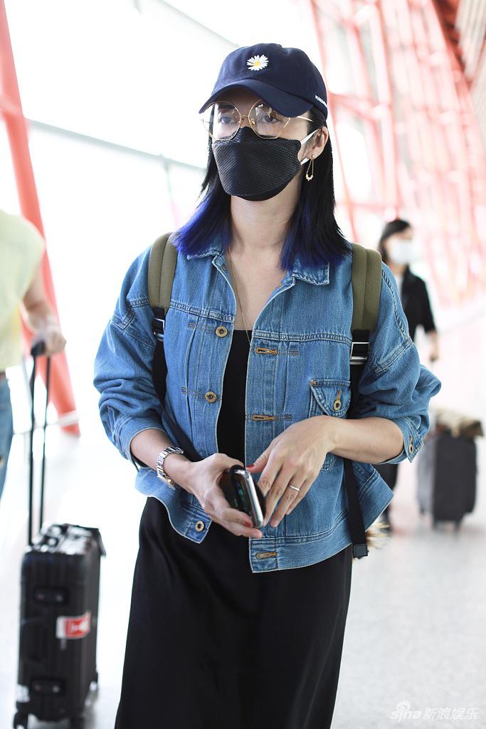 组图:姚晨戴棒球帽配大框眼镜 穿黑色紧身裙青春减龄