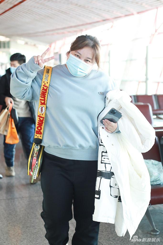 贾玲机场和粉丝热聊 开心比v甜笑露小酒窝_高清图集_新浪网