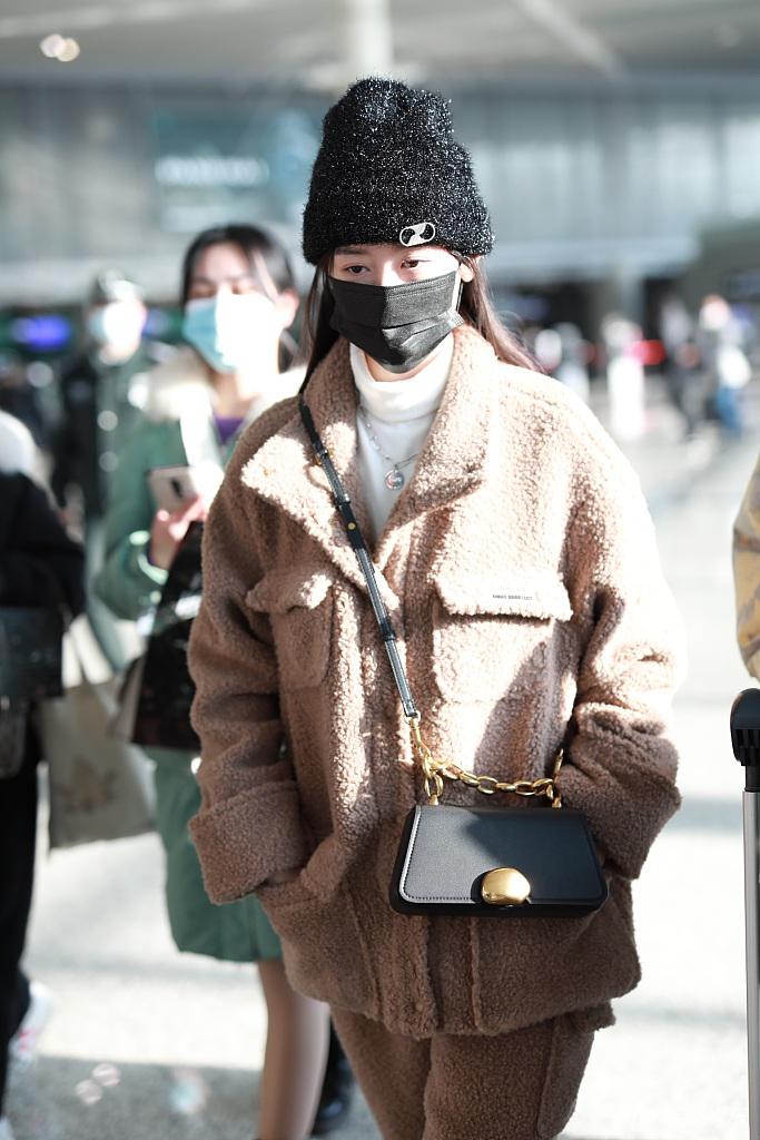 组图:袁冰妍穿毛绒套装可爱 头戴毛线帽皮肤白嫩通透