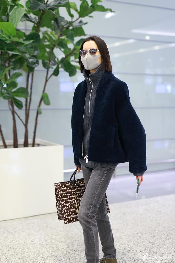 组图:超模杜鹃素颜现身肤白貌美 简单装束大长腿格外养眼