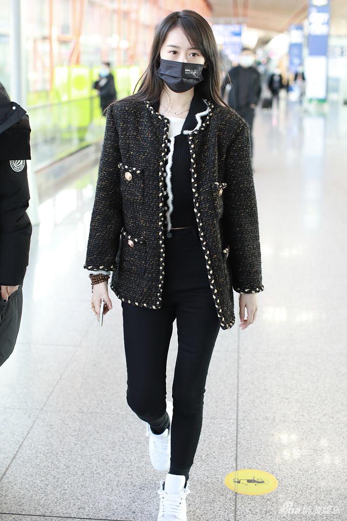 组图:袁冰妍西装外套搭紧身裤显高挑 撩发气场温柔