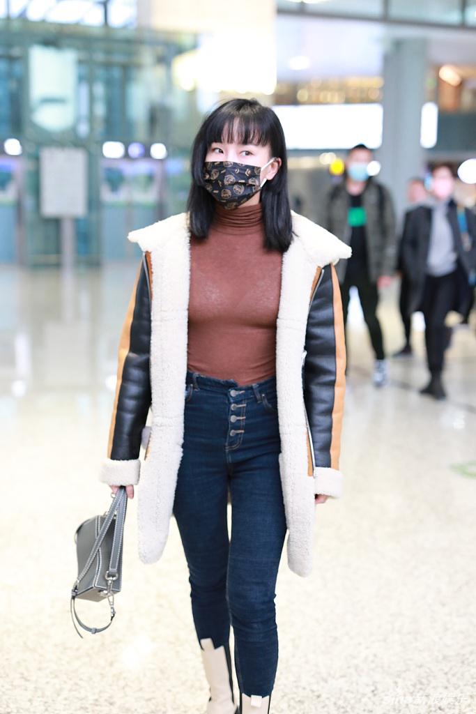 组图:黄龄穿透视高领衫大胆又时髦 隔着口罩闻花变憨憨美女