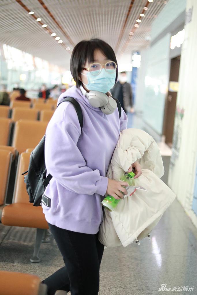 组图:李雪琴穿紫色卫衣现身机场 大口吃东西超接地气_高清图集_新浪网