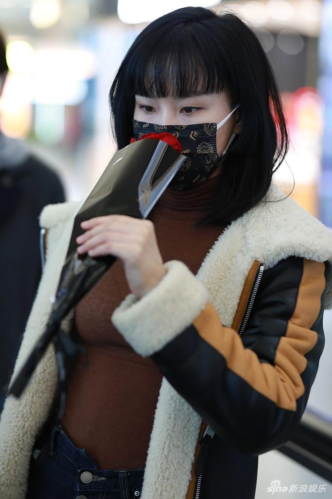 组图:黄龄穿透视高领衫大胆又时髦 隔着口罩闻花变憨憨美女