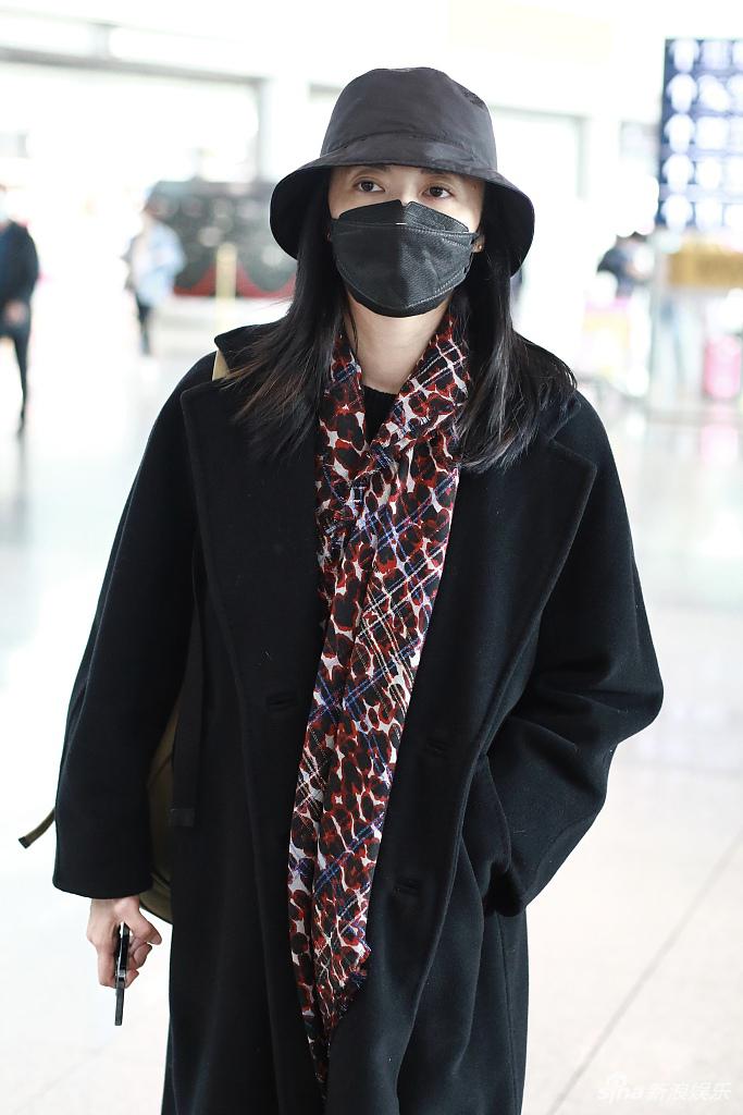 北京,姚晨独自亮相机场,她身穿黑色大衣搭配印花丝巾造型低调中透露了