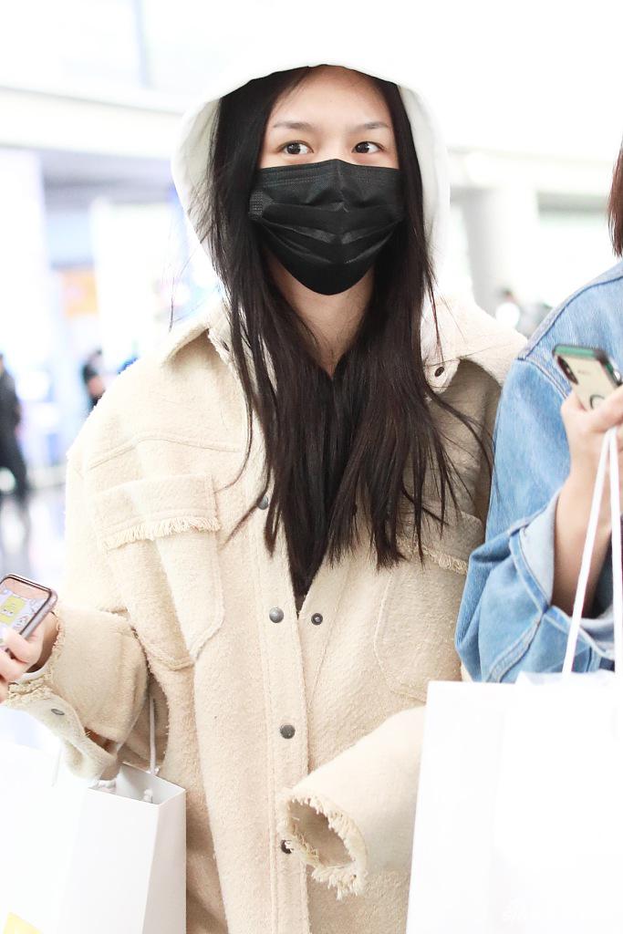 组图:周也戴帽包头露素颜清纯可爱 与女友人边走边聊_高清图集_新浪网