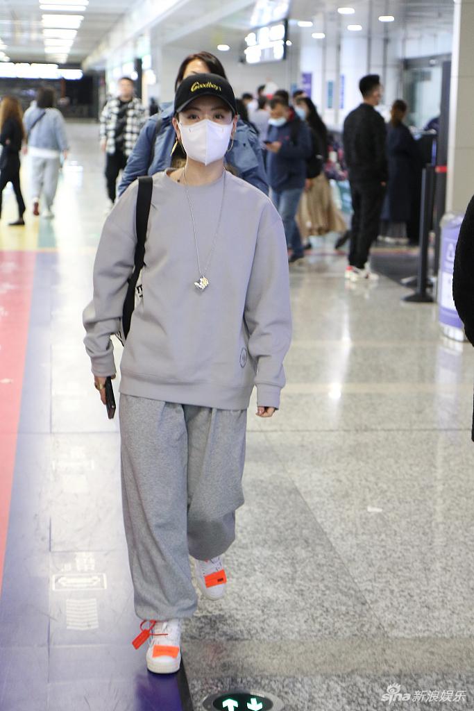 组图:白冰深夜抵达机场穿灰卫衣休闲随性 笑眼弯弯对镜招手_高清图集