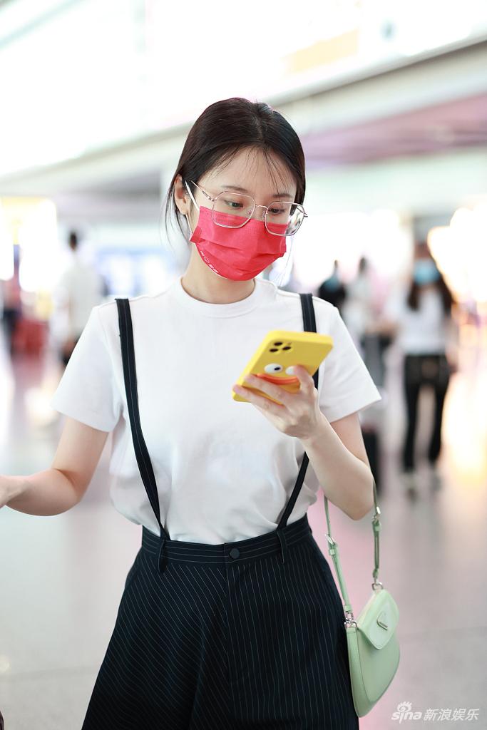组图:张慧雯白t搭背带阔腿裤简约 戴红色口罩亮眼十足