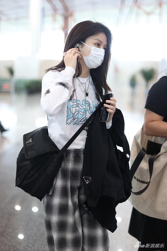 组图:春夏赶飞机口罩遮素颜 戴链条配饰变身酷女孩