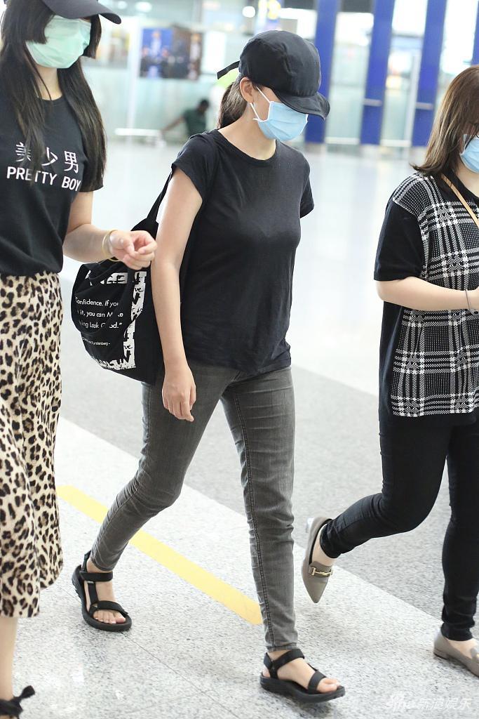 组图:热依扎落选白玉兰视后惹网友意难平 低调现身机场走路带风