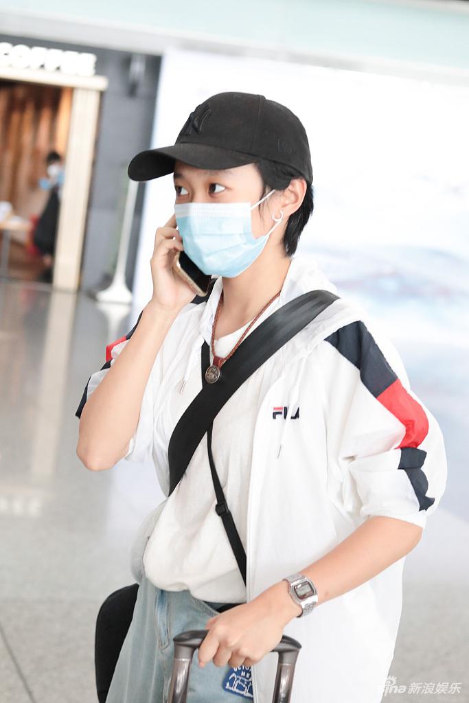 组图:"白玉兰最佳女配"黄尧白蓝穿搭随性 短发戴棒球帽帅气