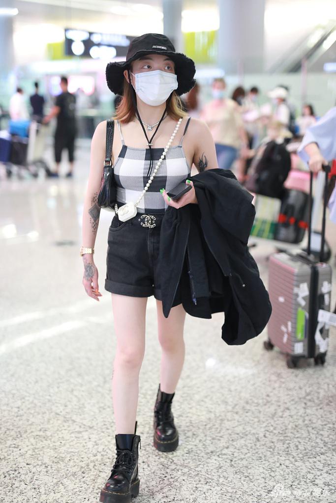 组图:vava穿格纹吊带挂珍珠迷你包潮爆 配短裤露白皙美腿