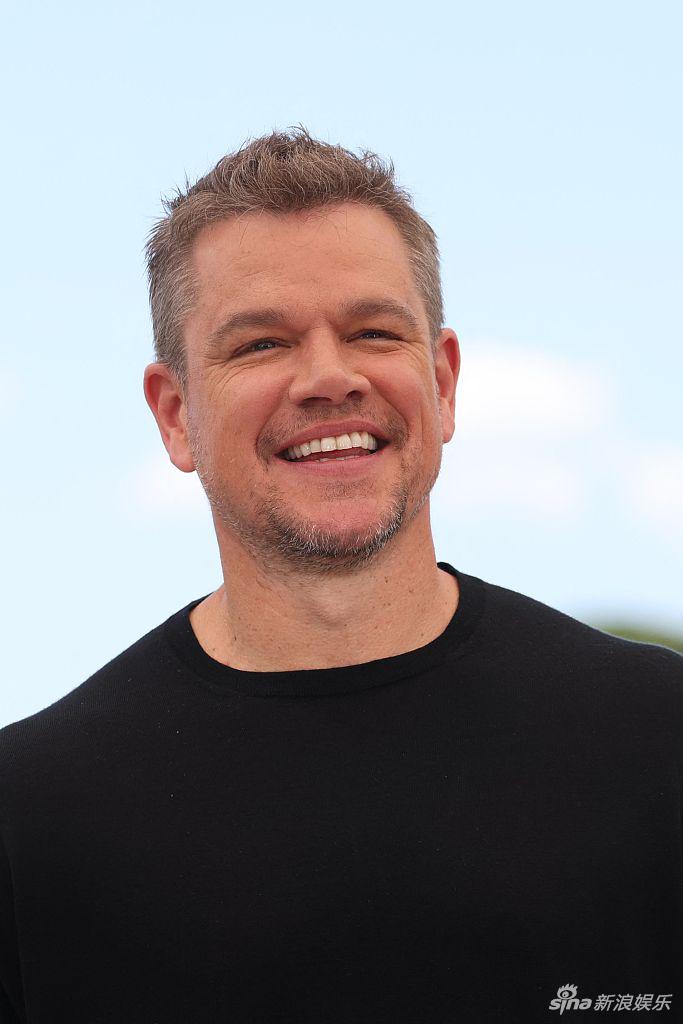 组图:马特·达蒙亮相《静水城》记者会 穿黑t开怀大笑露白牙