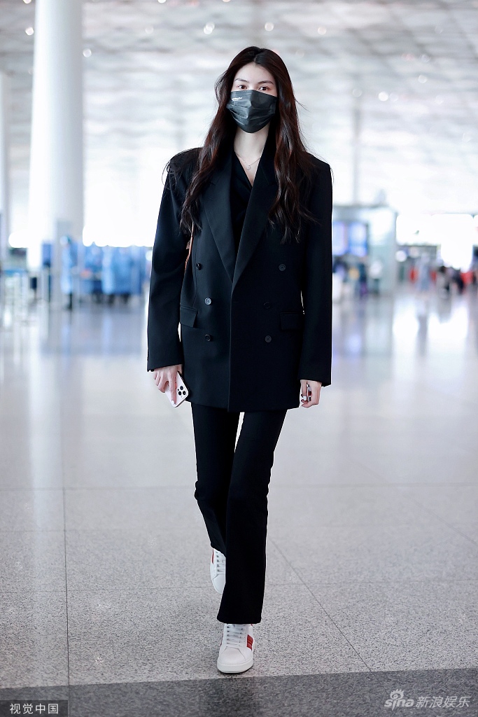 组图:何穗疑恋情曝光后首现身 黑西装又a又飒气场足