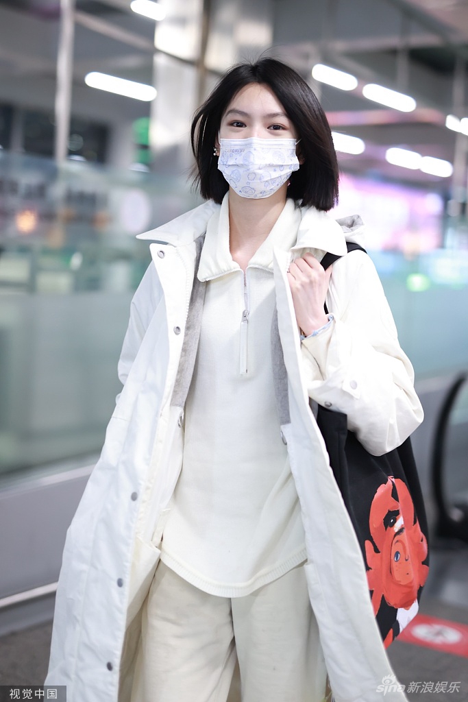 组图：演员邱天一袭白衣出行背新片主题环保袋文艺清新第1张图片