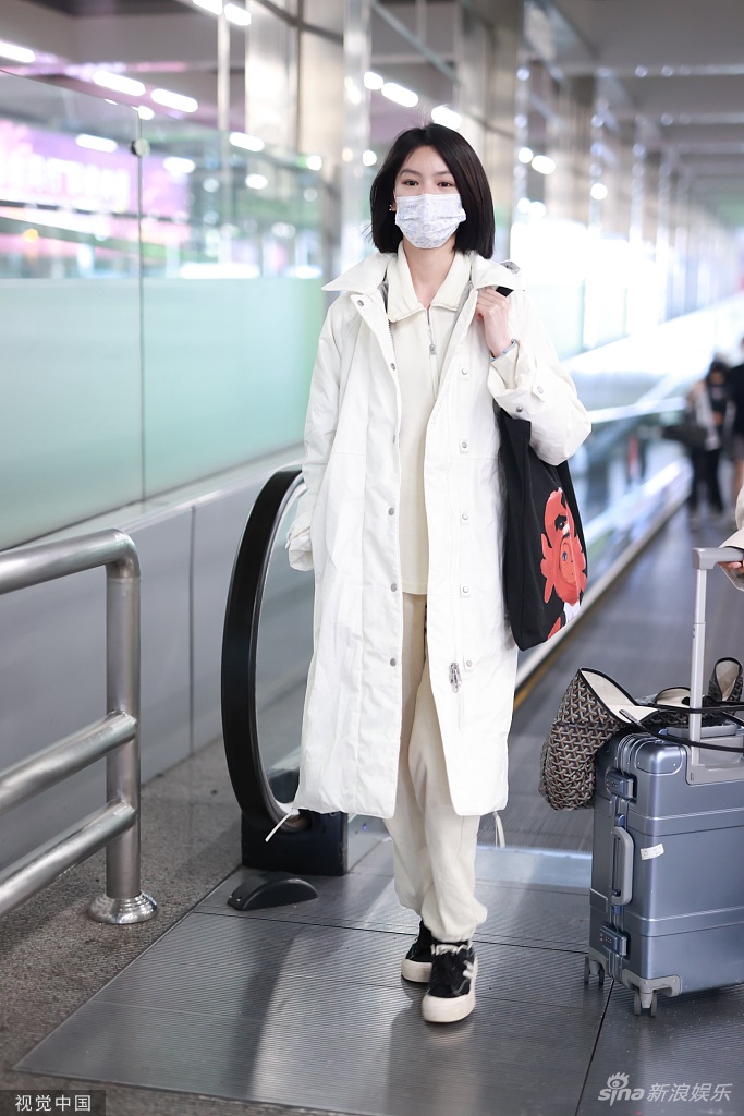 组图：演员邱天一袭白衣出行背新片主题环保袋文艺清新第4张图片