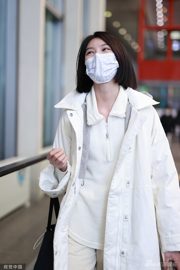 组图：演员邱天一袭白衣出行背新片主题环保袋文艺清新第3张图片