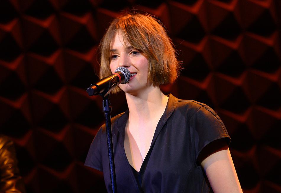 组图:玛雅·霍克穿小黑裙美丽率真 登台演唱深情款款