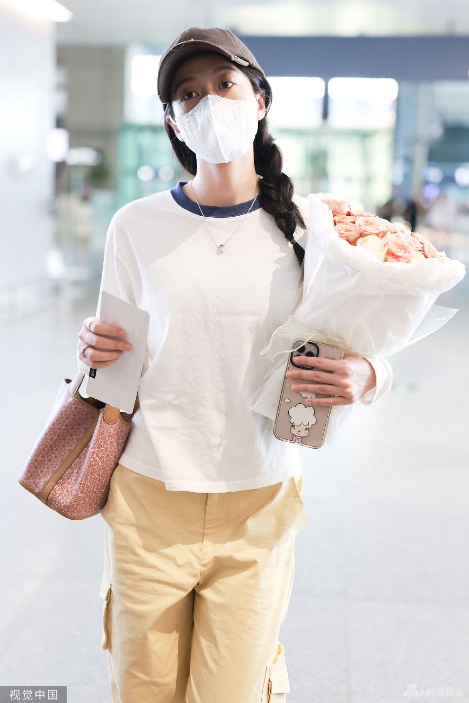 组图:张雪迎手拿鲜花现身机场 绑单侧麻花辫淑女风_高清图集_新浪网