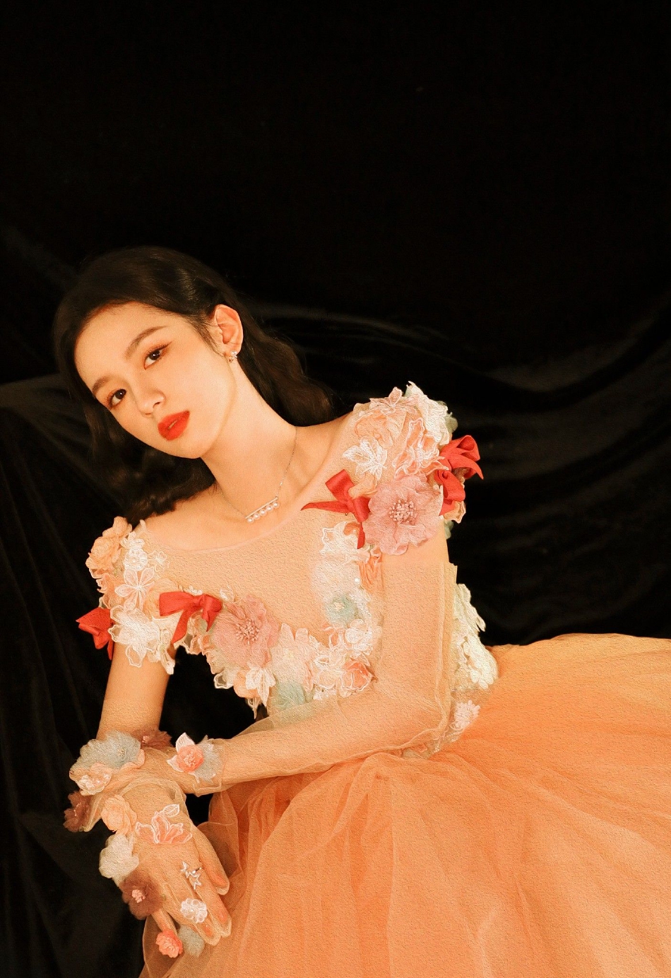 组图：周也登东方卫视春晚写真 复古风繁花纱裙造型似公主