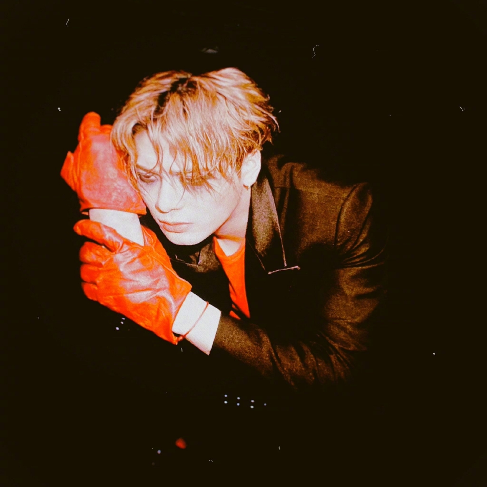 组图:王嘉尔发布巡演花絮写真 穿黑色背心秀肌肉线条_高清图集_新浪网