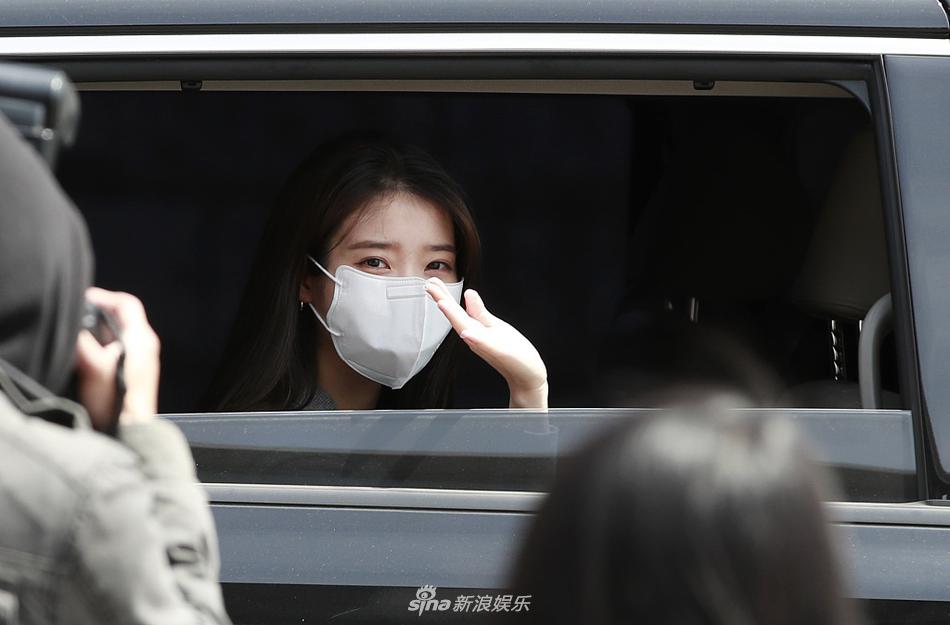 组图：IU李知恩录制节目结束乘车离开 摇下车窗挥手打招呼