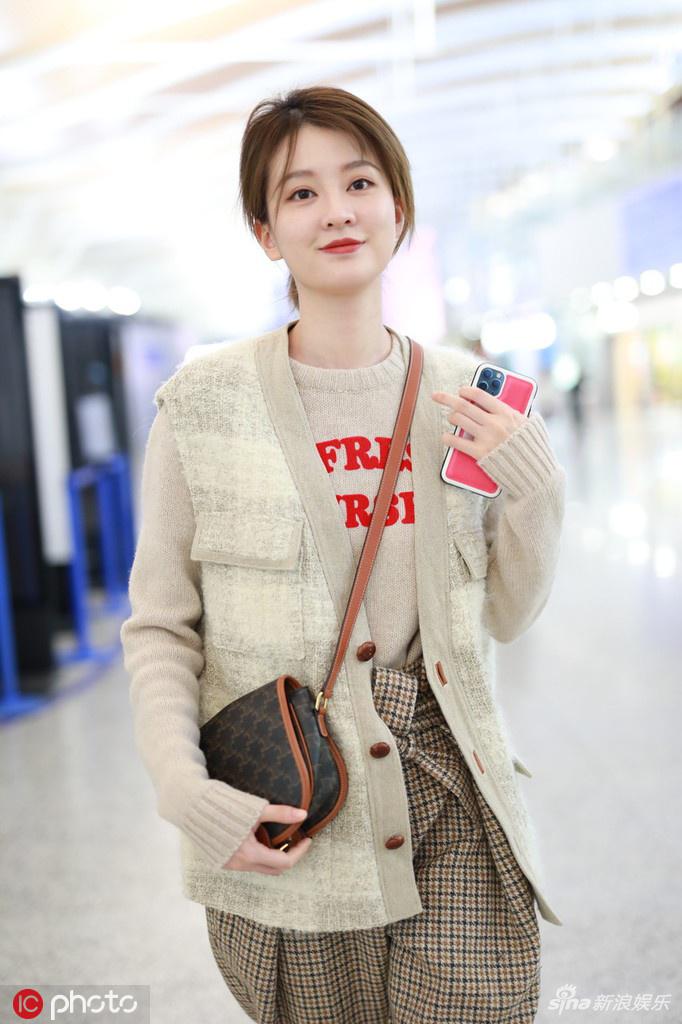 组图:乔欣机场街拍美到发光 奶茶色系打扮甜蜜满分