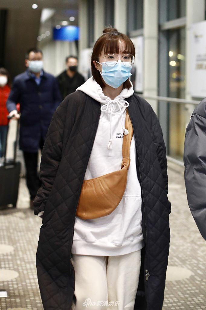 09 22:27:17 2 / 4 新浪娱乐讯 2021年1月9日,北京,胡冰卿现身机场,她