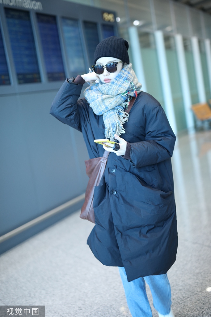 组图:太温暖!倪妮穿廓形羽绒服戴厚围巾毛线帽搭机