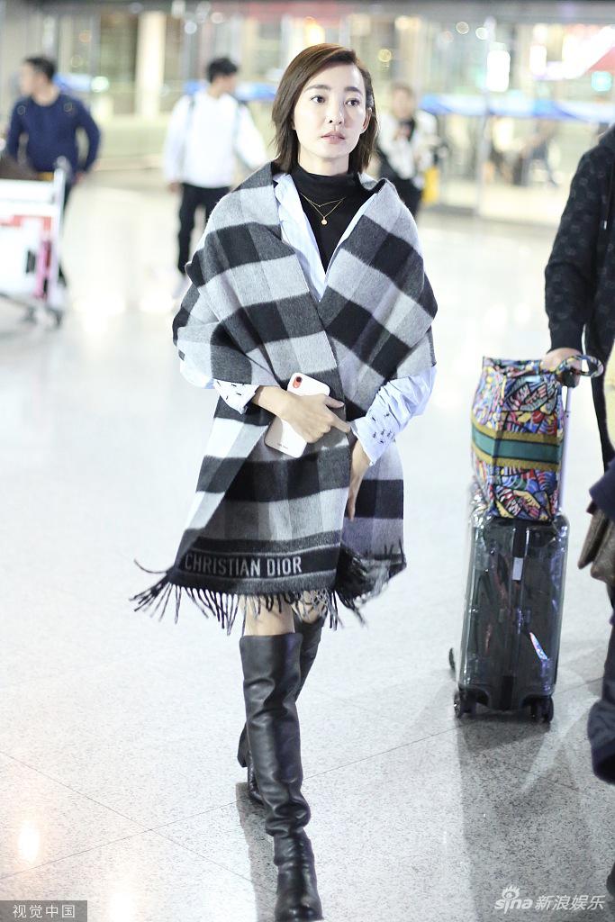 组图:王丽坤披蓝色格子披肩穿过膝靴 玩下衣失踪露美腿_高清图集_新浪